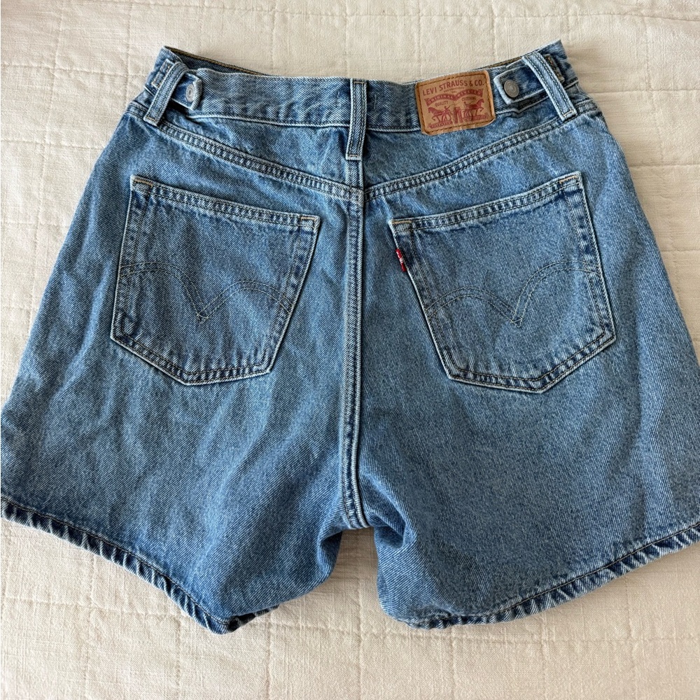 Levi’s cinch mid-thigh shorts - Picture 2 of 2